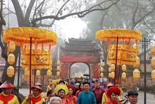 The ritual to release of carp to bid farewell to the Kitchen Gods at the Thang Long Imperial Citadel. (Photo: baovanhoa.vn)
