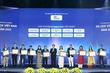Politburo Member Mai Van Chinh, Deputy Prime Minister, presenting awards to the Top 10 Green Hotels. (Photo: Tran Huan)