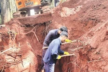 Officers and soldiers of Team K72 (Military Region 7) searching for the remains of fallen soldiers in Mang Cai Hamlet, Loc Tan Commune, Dong Nai Province.