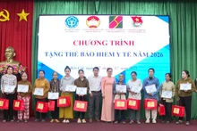 The Ben Cat Social Security grassroots unit under the Ho Chi Minh City Social Security presents health insurance cards to disadvantaged residents in the area. (Photo: HSS)