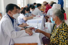 Medical examination and treatment for policy beneficiaries, people with meritorious service, older people, and those in difficult circumstances in Phu Hai Ward, Phan Thiet City, Binh Thuan Province. (Photo: Nhan Dan Newspaper)