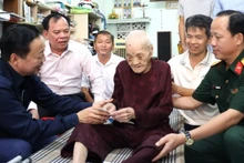 Deputy Prime Minister Tran Hong Ha visits and presents gifts to Heroic Vietnamese Mother Nguyen Thi Mui.