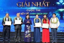 Minister of Health Dao Hong Lan presented certificates and trophies to five first-prize winners of the contest.