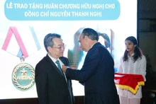 Cuban Ambassador to Viet Nam Rogelio Polanco Fuentes bestows the Medal of Friendship on Nguyen Thanh Nghi, member of the Party Central Committee and head of its Commission for Policies and Strategies, on December 26. (Photo: VNA)