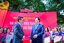 Deputy Prime Minister Mai Van Chinh visits exhibition showcasing draft documents of the 14th National Party Congress at Nhan Dan Newspaper