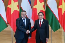 NA Chairman Tran Thanh Man meets with Lower House Speaker of Uzbekistan Nuriddin Ismoilov.