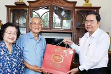 Chairman of the National Assembly Tran Thanh Man (R) visits and extends New Year greetings to the family of Truong My Hoa, former Vice President and former Vice Chairwoman of the National Assembly, in Ho Chi Minh City on January 25. (Photo: VNA)