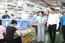 Nguyen Huu Nghia, Secretary of Hung Yen Provincial Party Committee, visits production activities at Ngoc Te Footwear Co., Ltd. in Hung Yen Province.