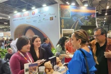 Visitors seek information on Vietnam’s tourist destinations at the 2026 FITUR International Tourism Fair. (Photo published by VNA)