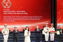 Party General Secretary To Lam and Prime Minister Pham Minh Chinh present Prize A at the Golden Sickle and Hammer Awards presentation ceremony in Ha Noi on February 3, 2026. (Photo: VNA)