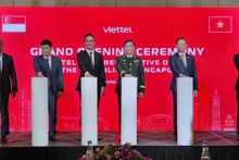 Vietnamese Deputy Minister of National Defence Sen. Lieut. Gen. Hoang Xuan Chien (third, right) and delegates launch Viettel’s representative office in Singapore. (Photo: VNA)