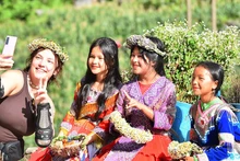 Visitors check in at Tham Ma Pass. (Photo: THUY NGUYEN)