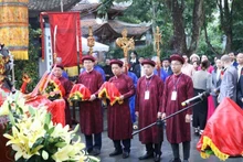 Local leaders of Ba Vi Commune and residents perform an incense-offering ritual to worship Tan Vien Mountain Saint.