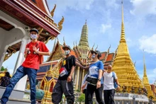 Visitors tour the Grand Palace in Bangkok, Thailand. (Photo: VNA)