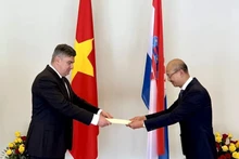 Vietnamese Ambassador to Croatia Bui Le Thai presents his Letter of Credence from the President of the Socialist Republic of Vietnam to Croatian President Zoran Milanović. (Photo: Vietnamese Embassy in Croatia)