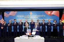 Vietnam Airlines on February 18 (US time) signs an agreement to purchase 50 Boeing 737-8 single-aisle aircrafts in Washington. (Photo courtesy of Vietnam Airlines)