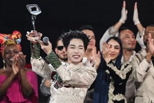 Duc Phuc lifts the championship trophy. (Photo: SPUTNIK)