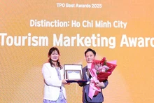 Kang Da-eun, Secretary General of TPO, presents the award for Outstanding City in the Tourism Marketing category to a representative of the Ho Chi Minh City Department of Tourism. (Photo: Organising Committee).