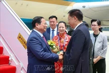 Prime Minister Pham Minh Chinh is welcomed at the Tianjin Binhai International Airport. (Photo: VNA)