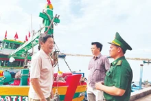 Soldiers from Thanh Hai Border Guard Station (Lam Dong) together with officials from the People’s Committee of Phu Thuy Ward encourage fishermen to take part in the election. (Photo: THANH HAI)