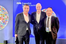 Representatives of the Viet Nam Football Federation meet with FIFA President Gianni Infantino at the FIFA Football Summit. (Photo: VFF)