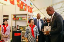 Mozambican President Daniel Chapo visiting and showing interest in products and services showcased at Viet Nam’s pavilion. (Photo: Embassy of Viet Nam in Mozambique)