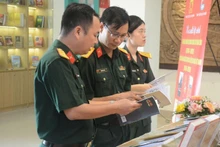 Delegates visiting the exhibition area showcasing the book collection commemorating the 80th anniversary of the August Revolution and National Day (September 2).