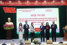 The standing board of the Viet Nam Fatherland Front (VFF) committee of Bac Ninh hands over the list of individuals meeting the criteria to run as candidates for the 16th National Assembly and the provincial People’s Council for the 2026–2031 term to the provincial Election Committee. (Photo: VNA)