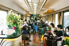 Passengers experiencing the “Hoa Phuong Do” luxury train.