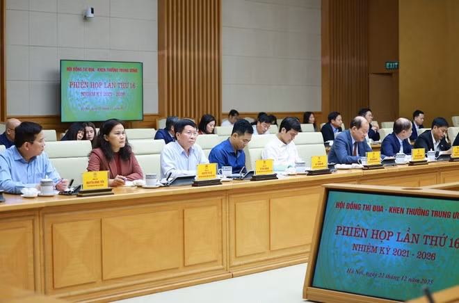 Officials at the 16th meeting of the Central Council for Emulation and Commendation in Ha Noi on December 22. (Photo: VNA)