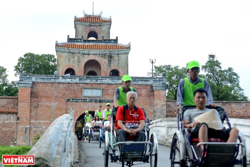 Cyclo tour takes passengers to crucial tourist destinations in Hue imperial city (Photo: Vietnam Pictorial)