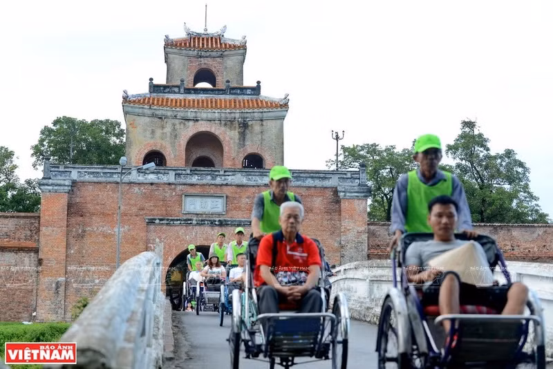 Cyclo tour takes passengers to crucial tourist destinations in Hue imperial city (Photo: Vietnam Pictorial)