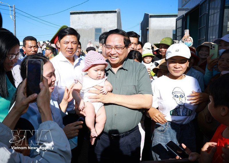 Prime Minister Pham Minh Chinh visits and extends New Year greetings to residents in the Quang Duc resettlement area, Tuy An Nam commune, Dak Lak province, on March 1. (Photo: VNA)