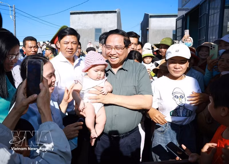 Prime Minister Pham Minh Chinh visits and extends New Year greetings to residents in the Quang Duc resettlement area, Tuy An Nam commune, Dak Lak province, on March 1. (Photo: VNA)