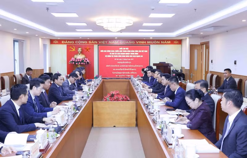 At the working session (Photo: VNA)