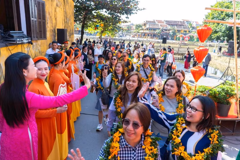 Visitors from the Philippines receive a warm welcome in Hoi An ancient town. (Photo: VNA)