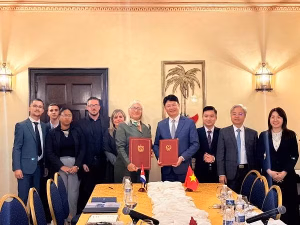 Deputy Minister of Justice Nguyen Thanh Tinh and Cuban Deputy Minister of Justice Pilar Alicia Varona sign the 2026 Activity Plan for the Project on Technical Support for the Ministry of Justice of Cuba (Photo: Vietnamese Embassy in Cuba)