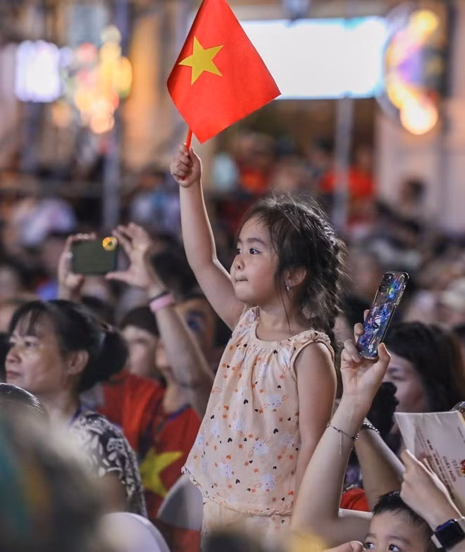 People enjoy the special art programme. (Photo: VNA)