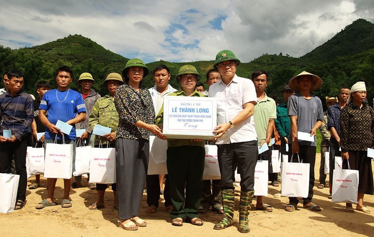 Deputy Prime Minister Le Thanh Long presents gift packages to flood-affected households in Chieng So commune 