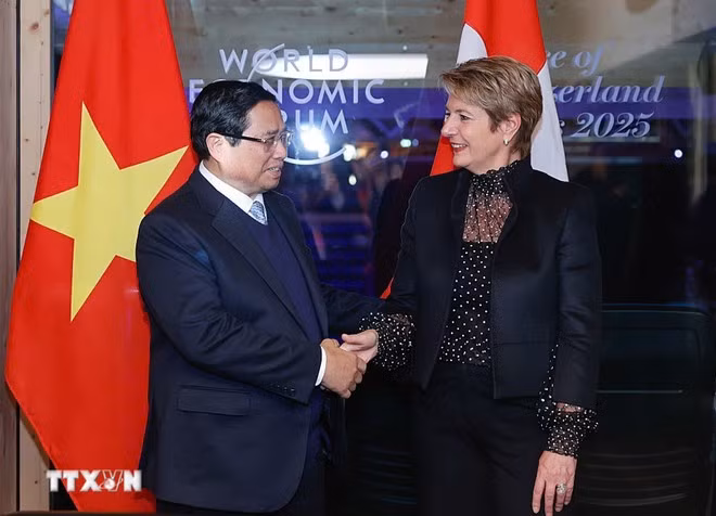 Prime Minister Pham Minh Chinh (L) meets with Swiss President Karin Keller-Sutter on January 21, 2025. (Photo: VNA)