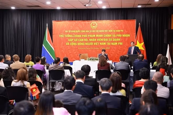 Prime Minister Pham Minh Chinh speaks at the meeting with officials and staff of the Vietnamese Embassy, and members of the Vietnamese community in South Africa on November 21 afternoon (local time) as part of his ongoing trip to the country for the G20 Summit and bilateral activities. (Photo: VNA)