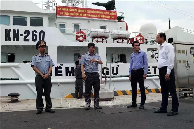 Nguyen Van Tho (far right), Standing Vice Chairman of the Ho Chi Minh City People’s Council and Standing Vice Chairman of the city’s election committee, inspects preparations for early voting aboard Fisheries Surveillance Ship 260. (Photo: VNA)