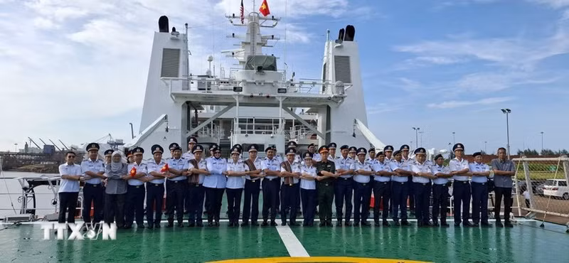 Representatives of the Viet Nam Coast Guard and the Malaysia Maritime Enforcement Agency (MMEA) in Pahang pose for a photo on the deck of CSB 8005. (Photo: VNA)