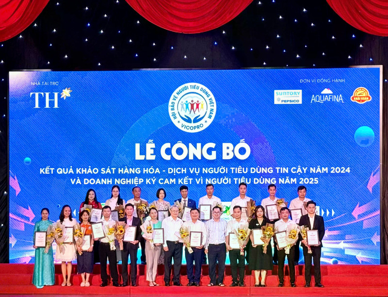 Businesses honoured with certificates on trusted consumer goods and services in 2024 at the ceremony (Photo: congthuong.vn) 
