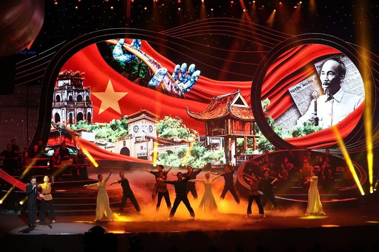 A performance at the art programme entitled ‘Unwavering Trust and Love for the Party’. (Photo: VOV)