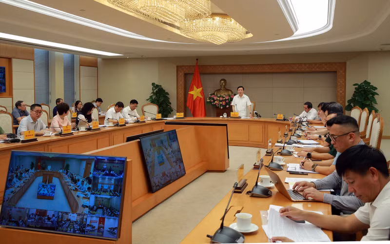 Deputy PM Tran Hong Ha speaks at the meeting on September 23. (Photo: VNA)