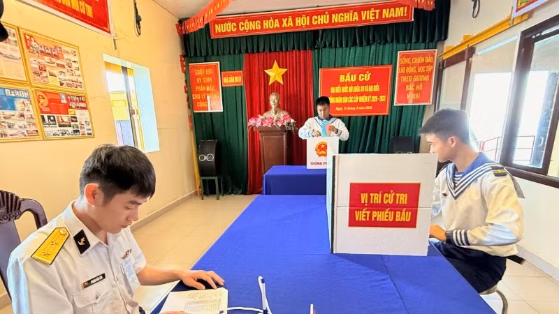 Ho Chi Minh City: Early voting completed for units on duty at sea in Long Son Ward