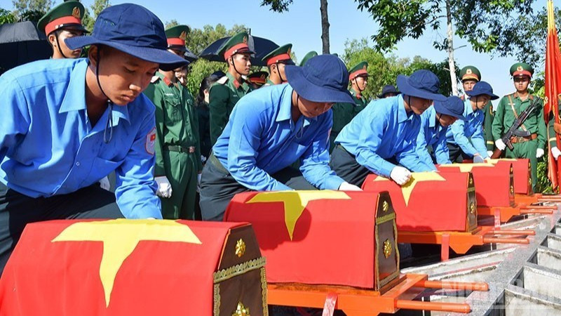 At a ceremony repatriating remains of fallen soldiers from Cambodia. (Photo: CHI PHUC)