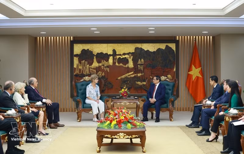 An overview of the meeting between Prime Minister Pham Minh Chinh (right) and visiting delegation from the Eisenhower Fellowships (Photo: VNA)