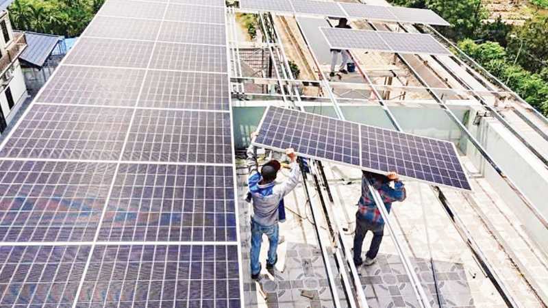 Installing rooftop solar panels. (Photo: TRUNG NAM SOLAR)